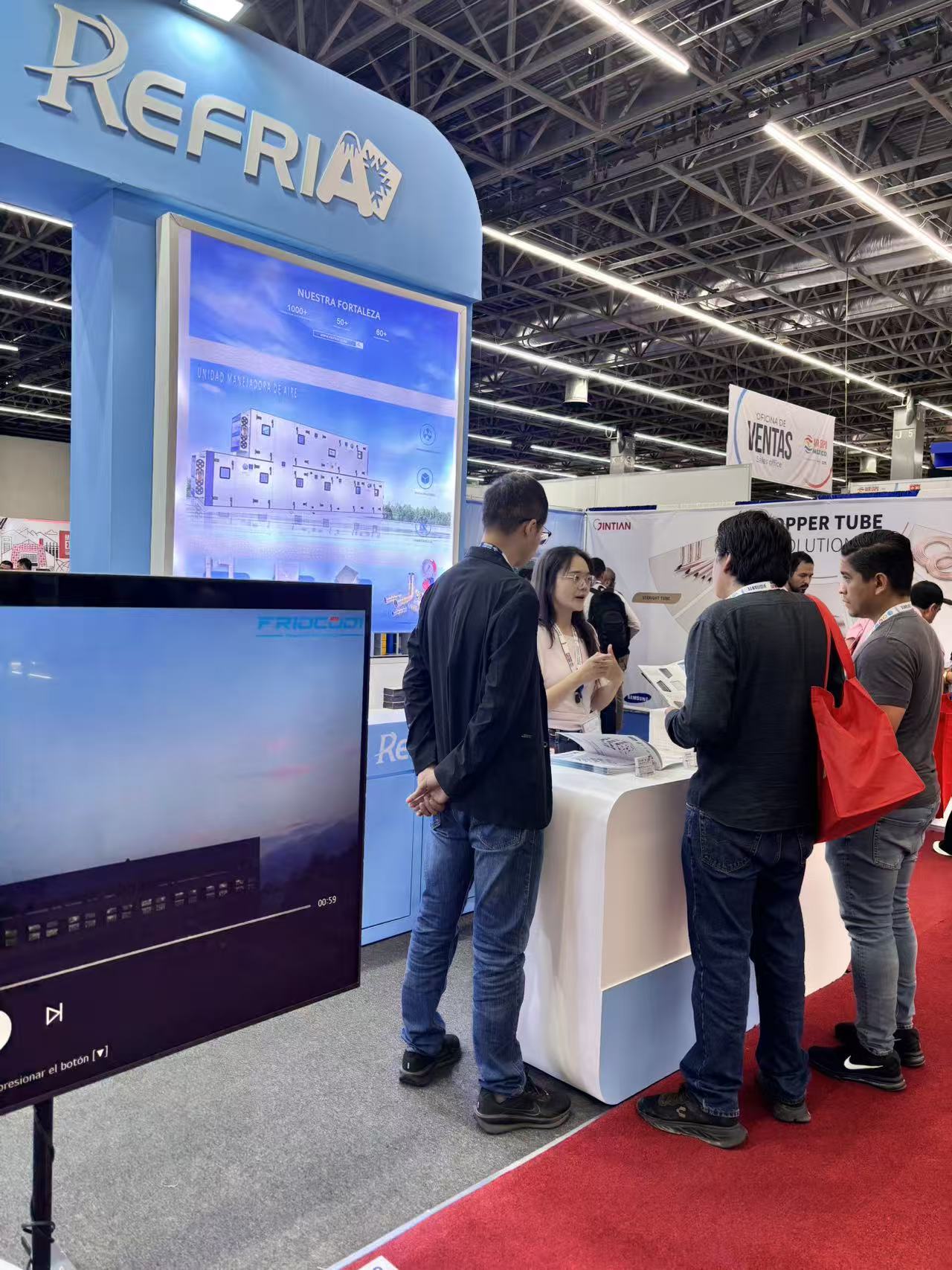 Equipo de Refria interactuando con clientes internacionales